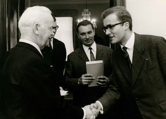 DHV-Berufswettkampf Auszubildende erhalten Buchpreise aus der Hand von Bundespräsident Lübke 1960