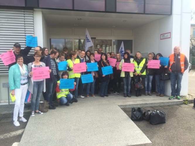 DHV Mitglieder protestieren im April 2016 gegen Umstrukturierungspläne bei der DAK Gesundheit in Saarbrücken 2016